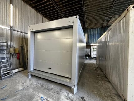 Garage container allestito con portone elettrico
Dimensioni: 3 × 6 m