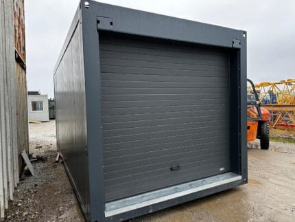 Garage container allestito con portone elettrico
Dimensioni: 3 × 6 m